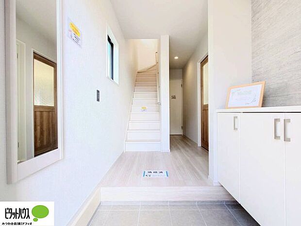 シューズボックスには、身だしなみチェックができる全身ミラー付き！