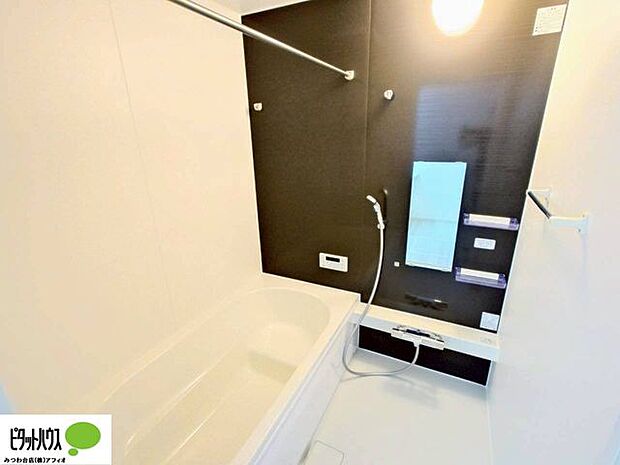 落ち着いた色調の浴室で、1日の疲れをゆっくり癒してください。