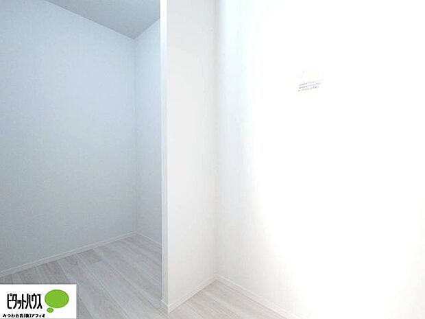 衣類以外の物もたっぷり収納できる便利なウォークインクローゼット