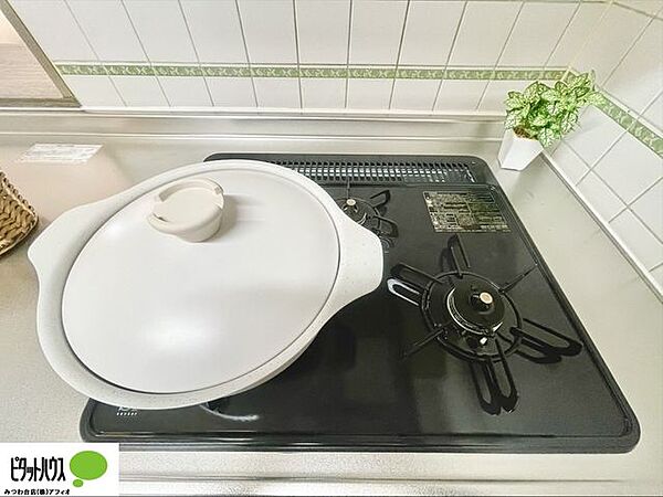 お手入れしやすい3口コンロ。調理の時間短縮ができて、スムーズに料理できます。