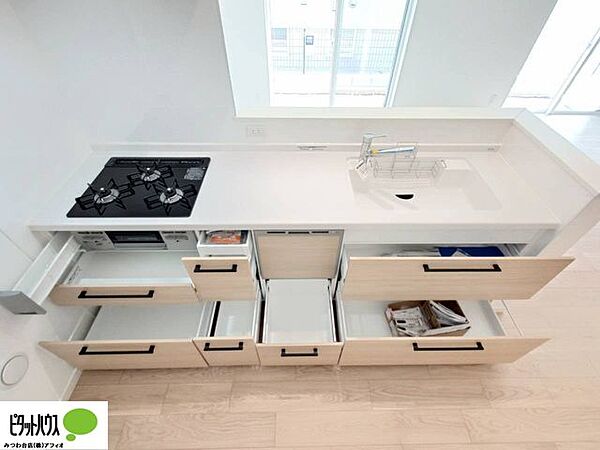 お手入れしやすい3口コンロ。調理の時間短縮ができて、スムーズに料理できます。