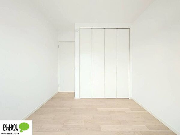 クローゼットは、高さ・奥行きもあり、丈の長い衣類もラクラク収納可能です