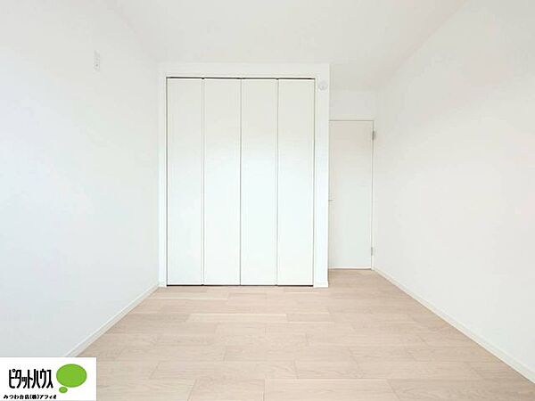 それぞれのお部屋に収納スペースがあるのでプライベートな荷物も身近に置くことができます。