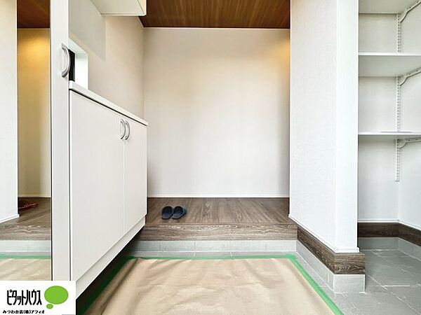 シューズボックスには、身だしなみチェックができる全身ミラー付き！