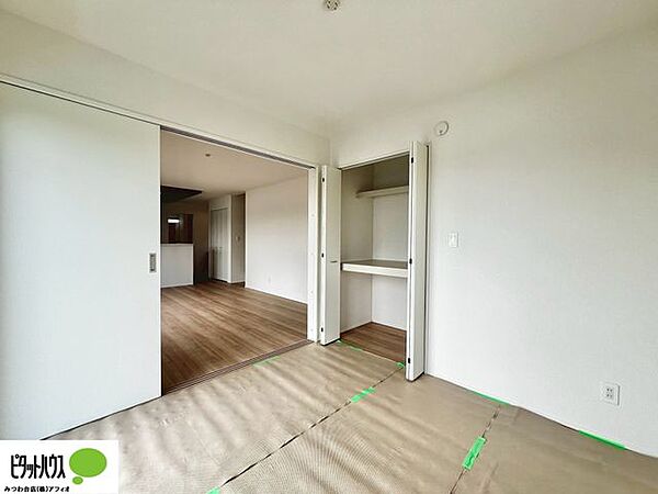 和室にある押入れは来客用の布団や季節の布団もしっかり保管できます。