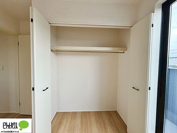 それぞれのお部屋に収納スペースがあるのでプライベートな荷物も身近に置くことができます。