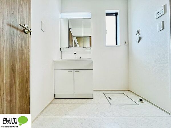 施工例写真　使いやすいシンプルな洗面化粧台。毎日の支度はここから始まります。