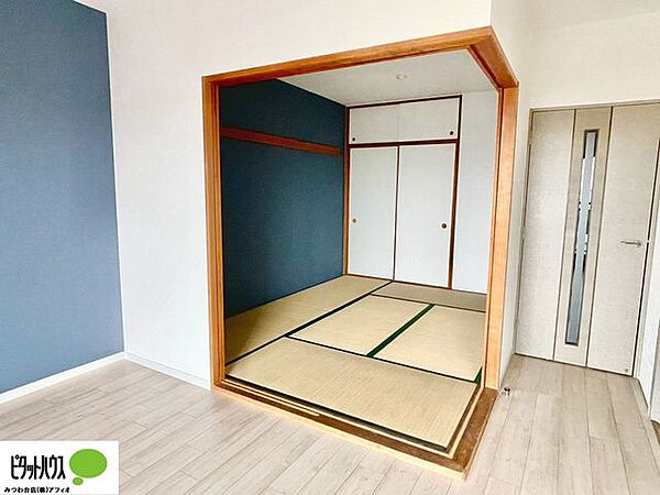 リビング隣の和室は、小さなお子様がいるご家庭や、急な来客時など便利です！