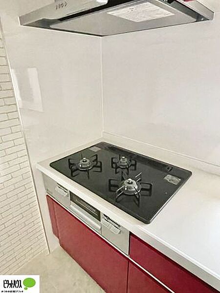 お手入れしやすい3口コンロ。調理の時間短縮ができて、スムーズに料理できます。
