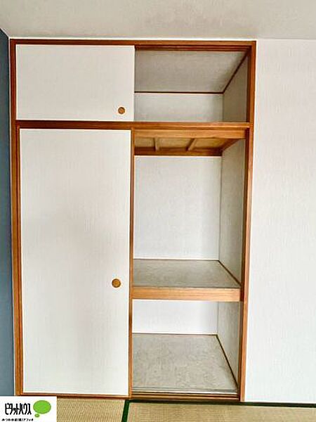 大きな収納はお洋服や細かい雑貨もたっぷりしまえます。