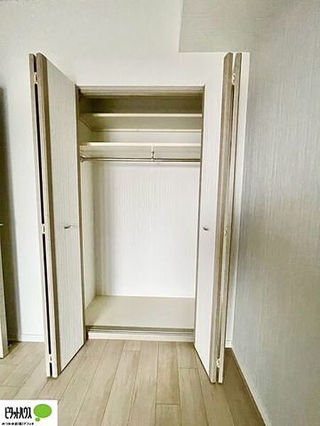 それぞれのお部屋に収納スペースがあるのでプライベートな荷物も身近に置くことができます。