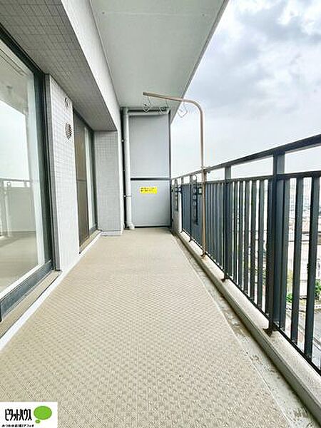 陽当たりの良い広々バルコニー。