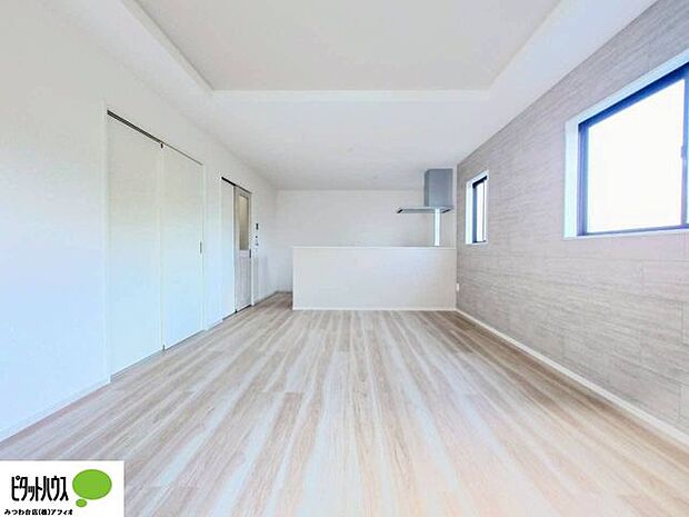 アクセントクロスを使用した、おしゃれなリビング