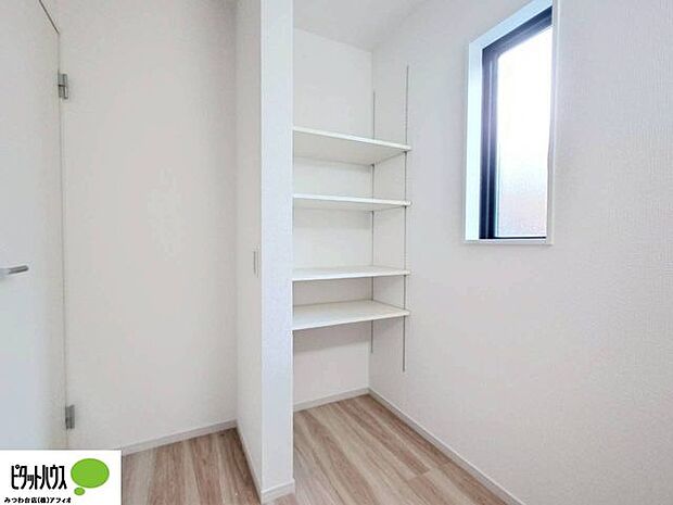 可動棚付のワイド設計