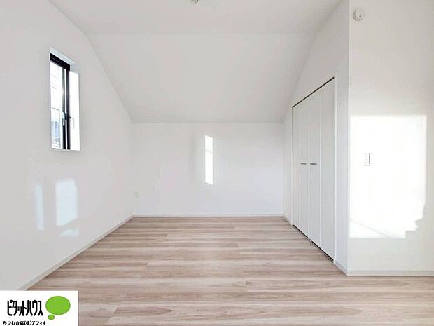 それぞれのお部屋に収納スペースがあるのでプライベートな荷物も身近に置くことができます。