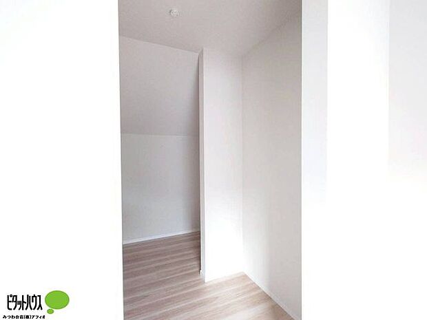 衣類以外の物もたっぷり収納できる便利なウォークインクローゼット