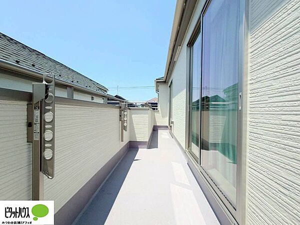 陽当たりの良い広々バルコニー。