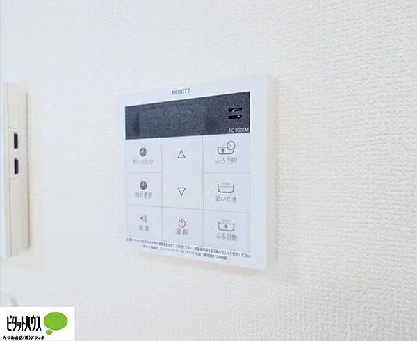 ボタンひとつでお湯張りができるオートバス。お風呂の準備もピっと押すだけでらくらく完了！