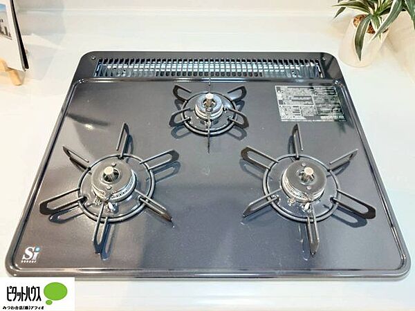 お手入れしやすい3口コンロ。調理の時間短縮ができて、スムーズに料理できます。
