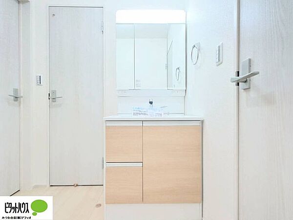 使いやすいシンプルな洗面化粧台。毎日の支度はここから始まります。
