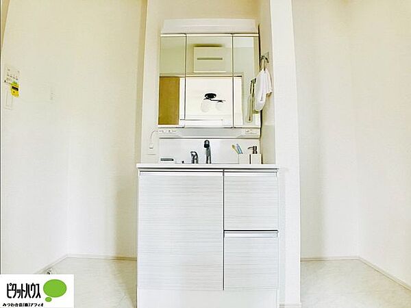 施工例写真　三面鏡の裏や、シンク下など多数収納を備えた、広々とした洗面化粧台です。