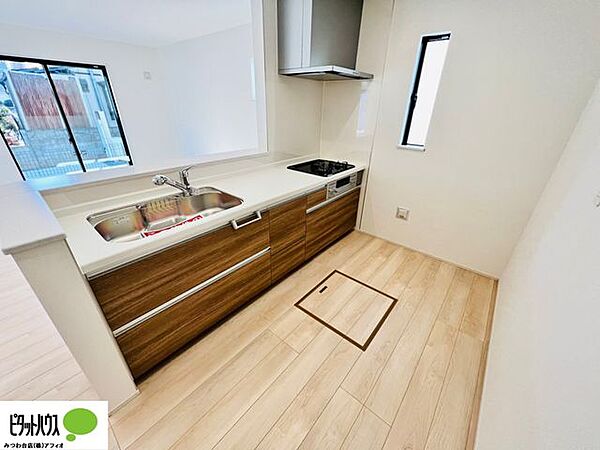 施工例写真　お手入れしやすい3口コンロ。調理の時間短縮ができて、スムーズに料理できます。