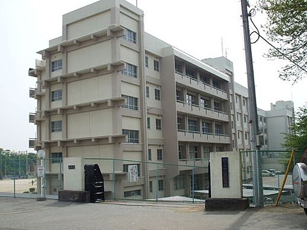 鎌ケ谷市立第四中学校 徒歩19分。 1462m