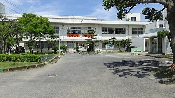 習志野市立袖ケ浦西小学校 徒歩9分。 680m