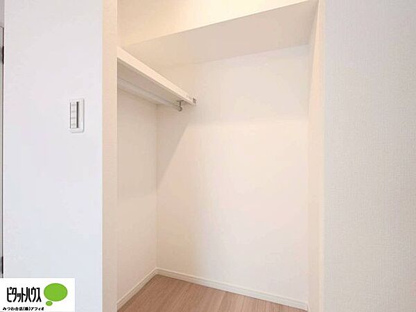 衣類以外の物もたっぷり収納できる便利なウォークインクローゼット