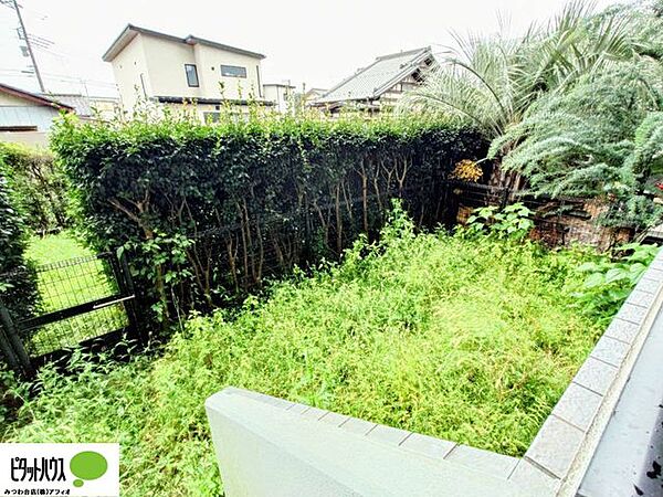 嬉しいお庭付き。お子様と遊んだり、ガーデニングをしたり、お楽しみください。