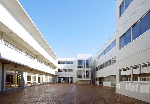 松戸市立小金中学校 徒歩11分。 880m