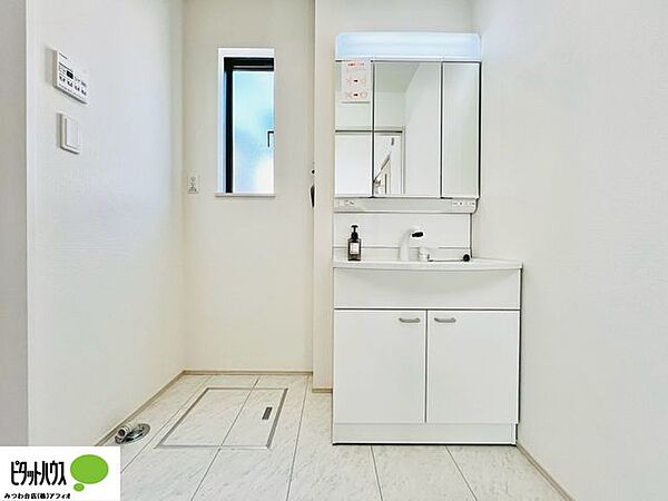 施工例写真　使いやすいシンプルな洗面化粧台。毎日の支度はここから始まります。