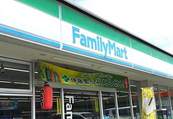 ファミリーマート/八千代上高野店 徒歩10分。 750m