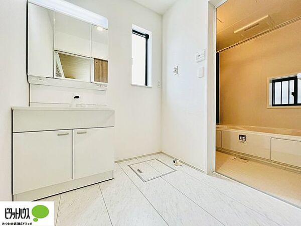 施工例写真　使いやすいシンプルな洗面化粧台。毎日の支度はここから始まります。
