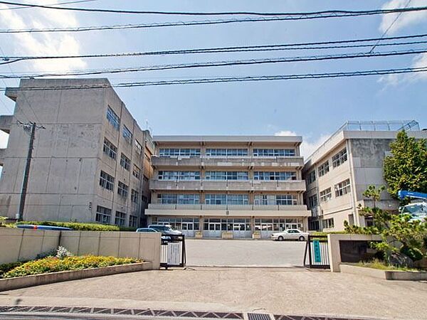 松戸市立/六実中学校 徒歩17分。 1300m