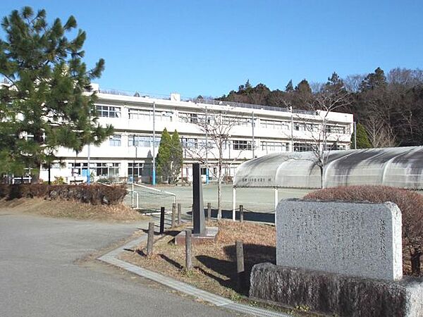 四街道市立旭中学校 徒歩11分。 850m