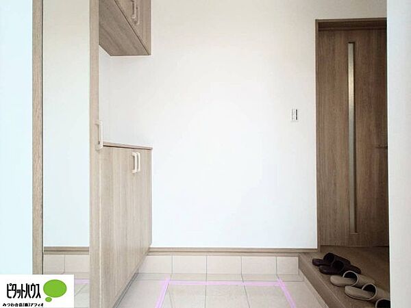 シューズボックスには、身だしなみチェックができる全身ミラー付き！