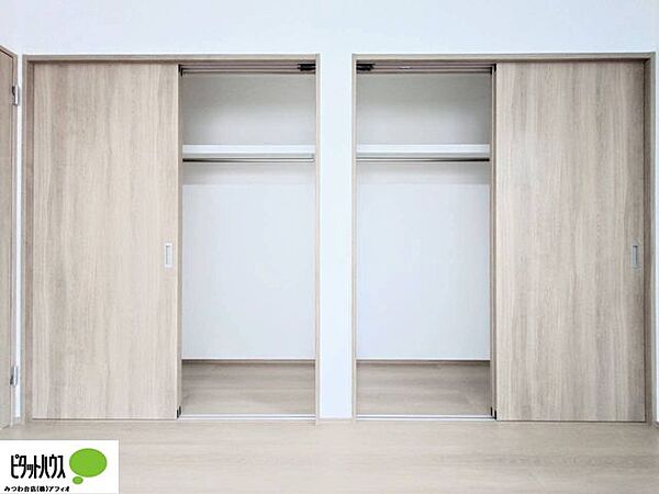 大きな収納はお洋服や細かい雑貨もたっぷりしまえます。