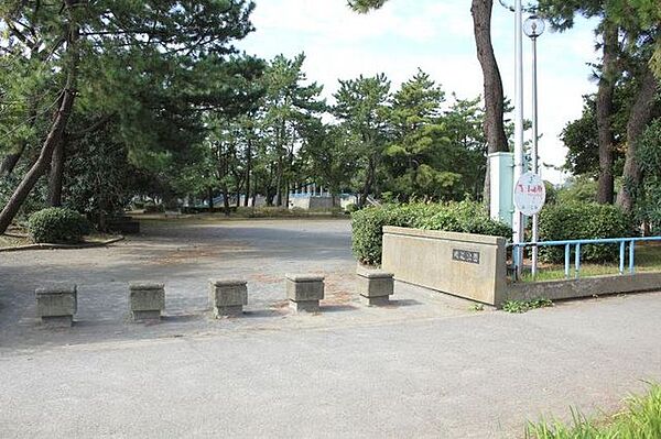 磯辺公園 徒歩5分。 400m