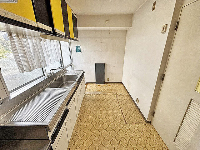 キッチン エステート鶴牧4-5-9号棟 1階/-