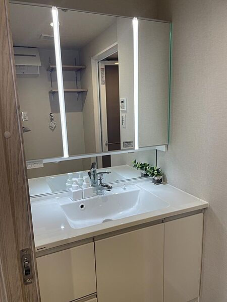 新設した3面鏡の洗面台です。