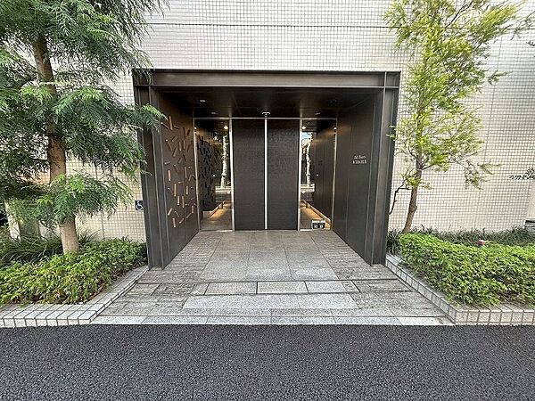 アプローチは段差の無いフラットな造りで、ベビーカーや車椅子、キャリーバッグなどの出入りも快適です。