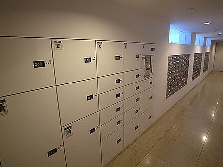 不在時のお荷物の受け取りに便利な宅配ボックス。