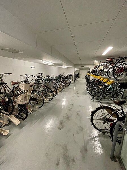 雨や盗難から自転車を守る屋内駐輪場