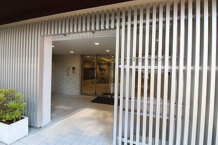 周辺には商業施設や飲食店、生活利便施設が点在しており、便利に暮せる環境です。