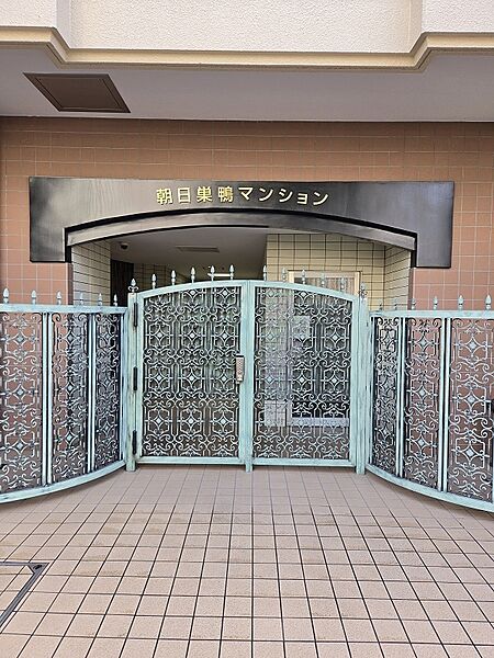 白山通り側のエントランス。こちらは終日ダイヤル式のオートロック付。