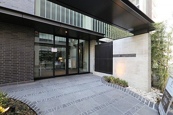 風格のあるコンクリートのアウトラインに、ガラスを金属を上品に配置された外観のマンションです。