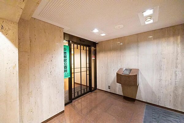 マンション内はオートロック・防犯カメラが設置されているので安心です。