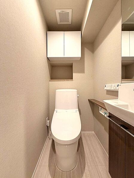 独立の手洗い場のあるトイレは、床などを汚すことも少なく掃除も楽ちん。