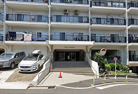 都心にありながら喧騒とはほどよく距離を置いた穏やかな街並みの中に立地します。